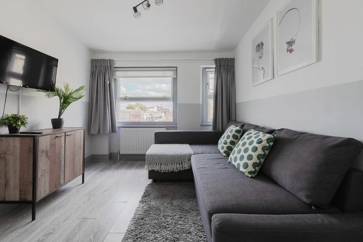 Flat Nevern Road in Greater London