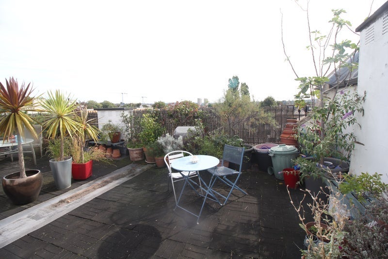Room 1st Avenue in Greater London