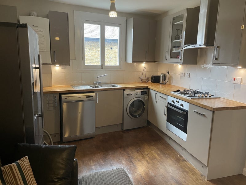 Room 1st Avenue in Greater London