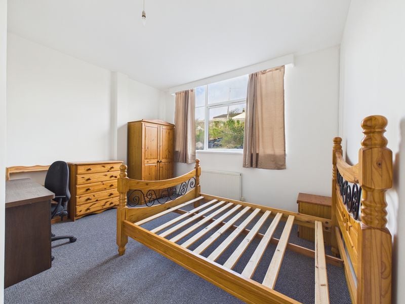 Room Chapel Road in Camborne
