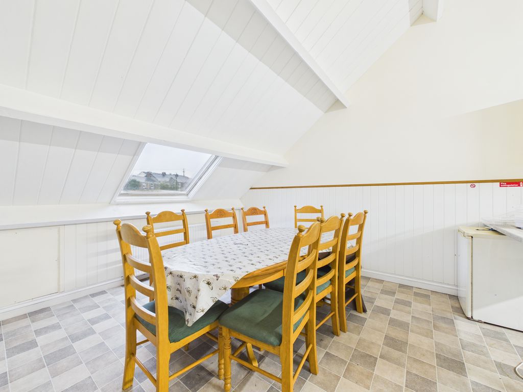 Room Chapel Road in Camborne