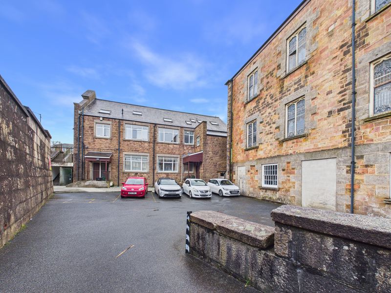 Room Chapel Road in Camborne