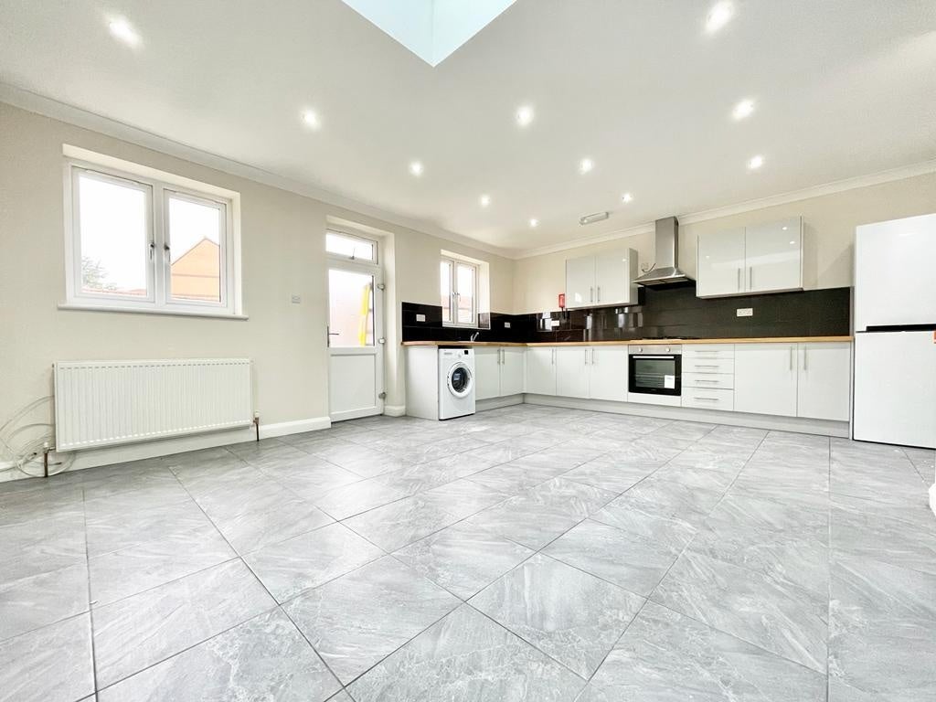 Flat Woodford Avenue in Greater London