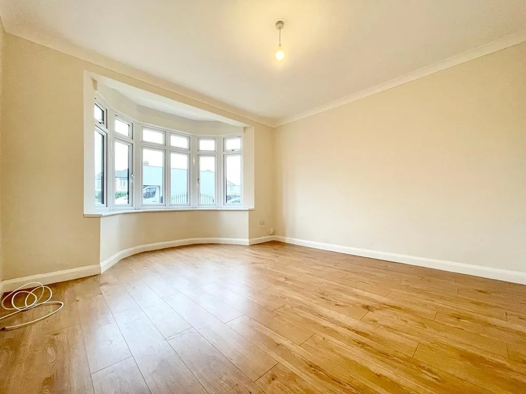 Flat Woodford Avenue in Greater London