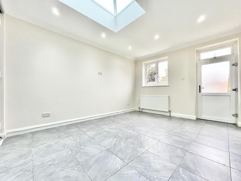 Flat Woodford Avenue in Greater London