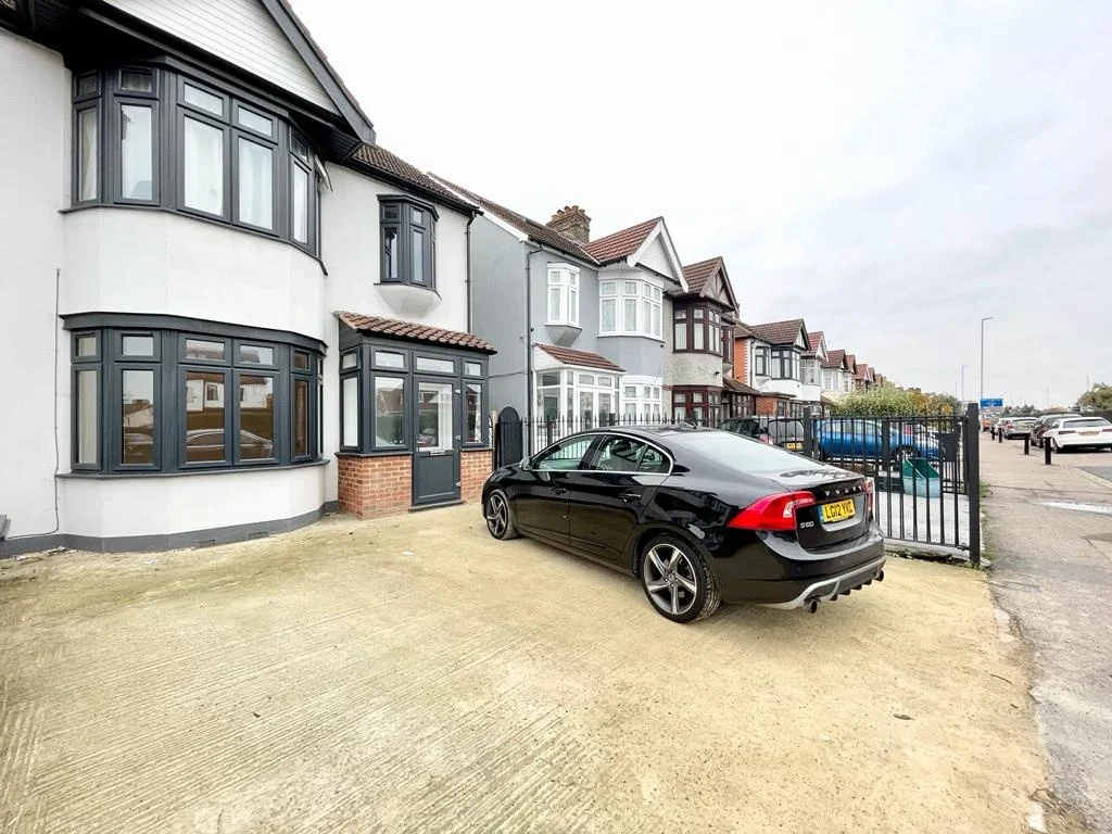 Flat Woodford Avenue in Greater London