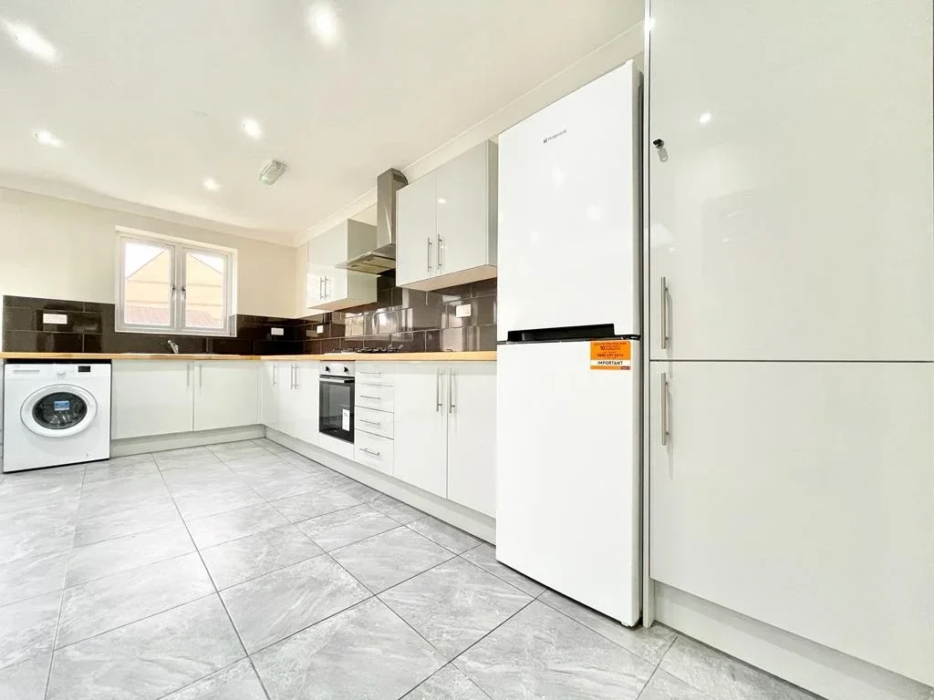 Flat Woodford Avenue in Greater London