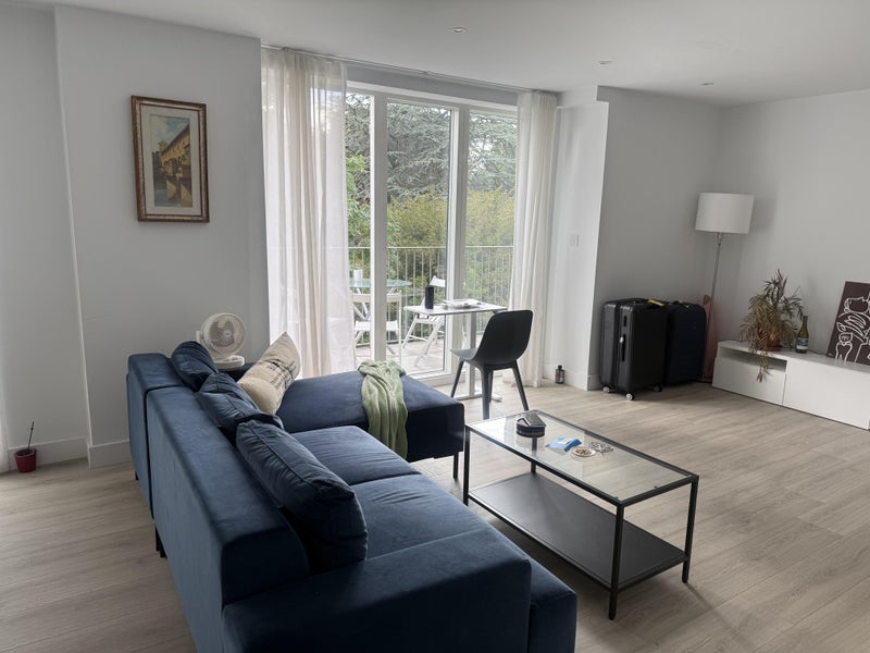 Room Dog Kennel Hill in Greater London