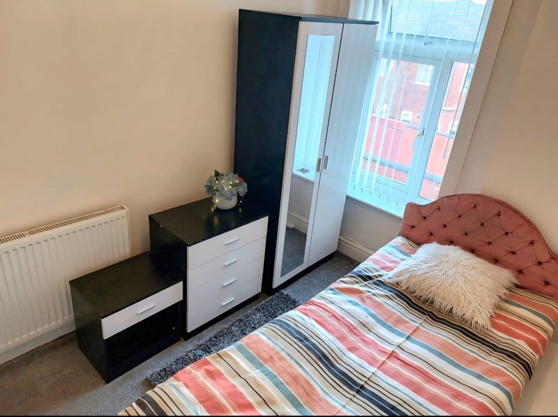 Room Danby Road in Farnworth