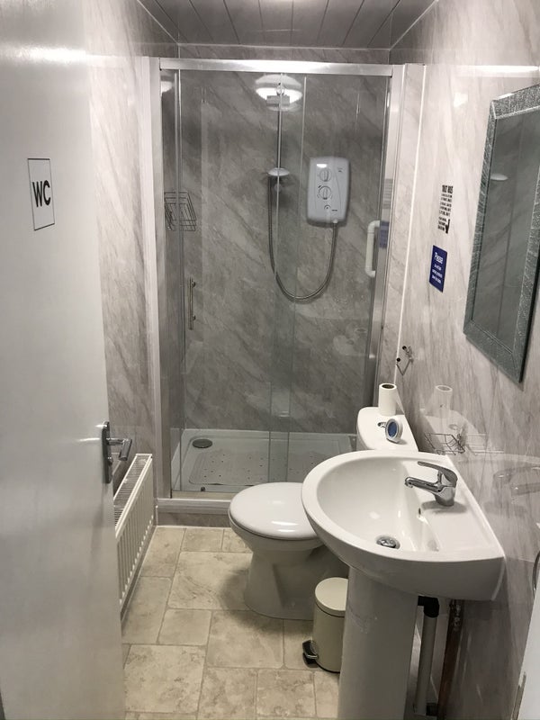 Room Danby Road in Farnworth