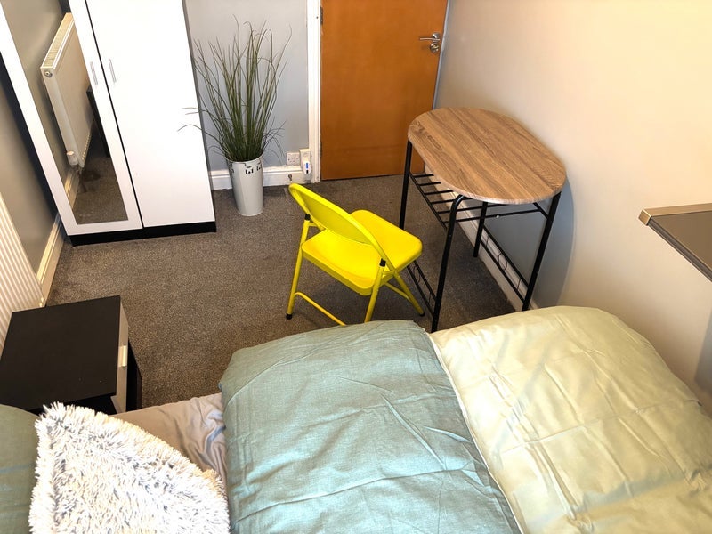 Room Danby Road in Farnworth