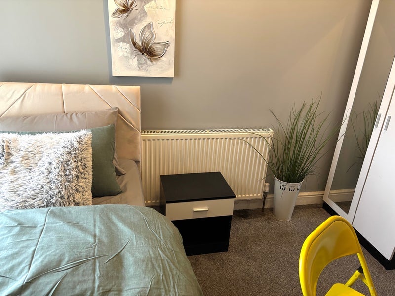 Room Danby Road in Farnworth
