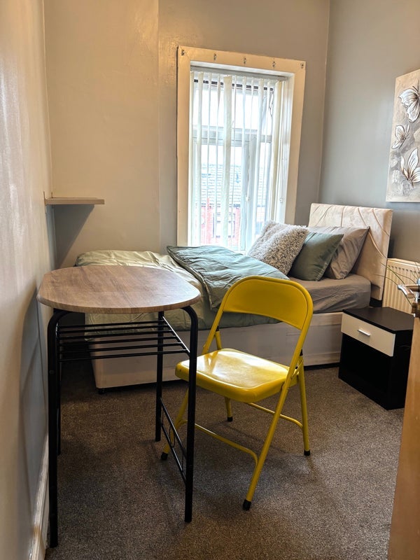 Room Danby Road in Farnworth