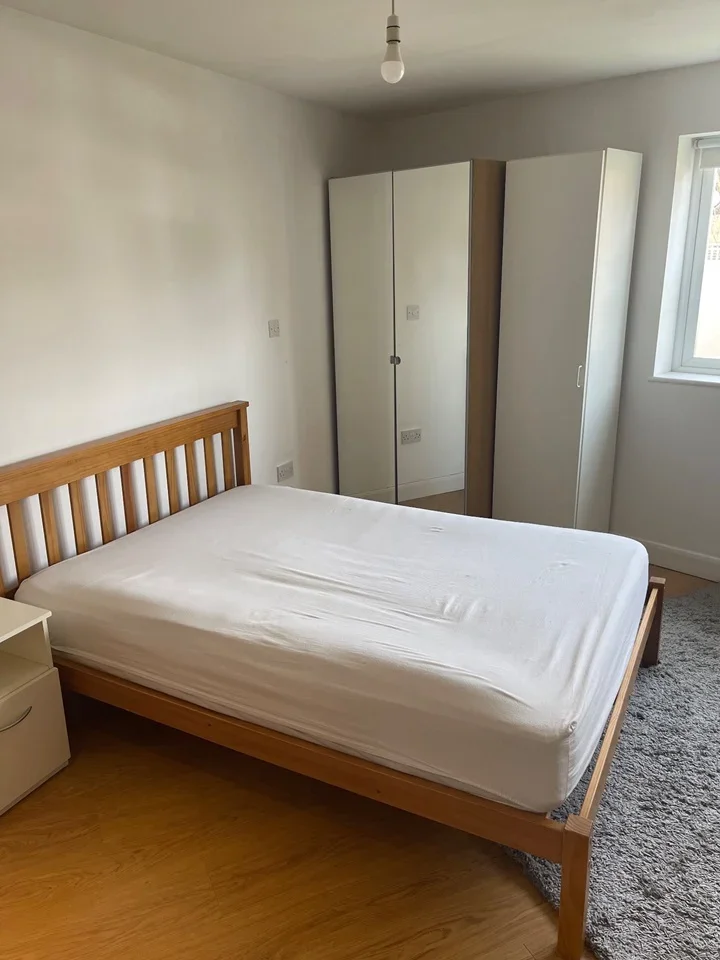 Flat Briar Avenue in Greater London