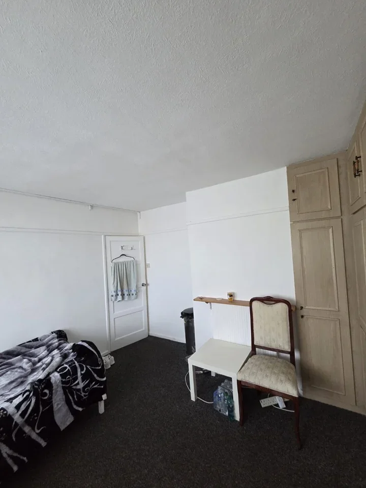 Room Manor Road in Greater London