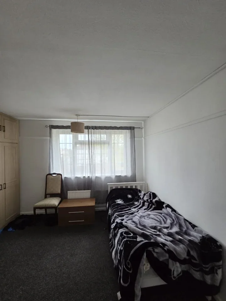Room Manor Road in Greater London