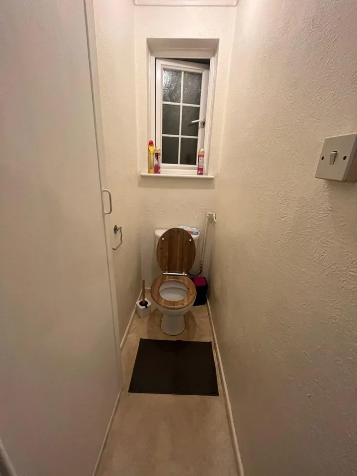 Room Manor Road in Greater London