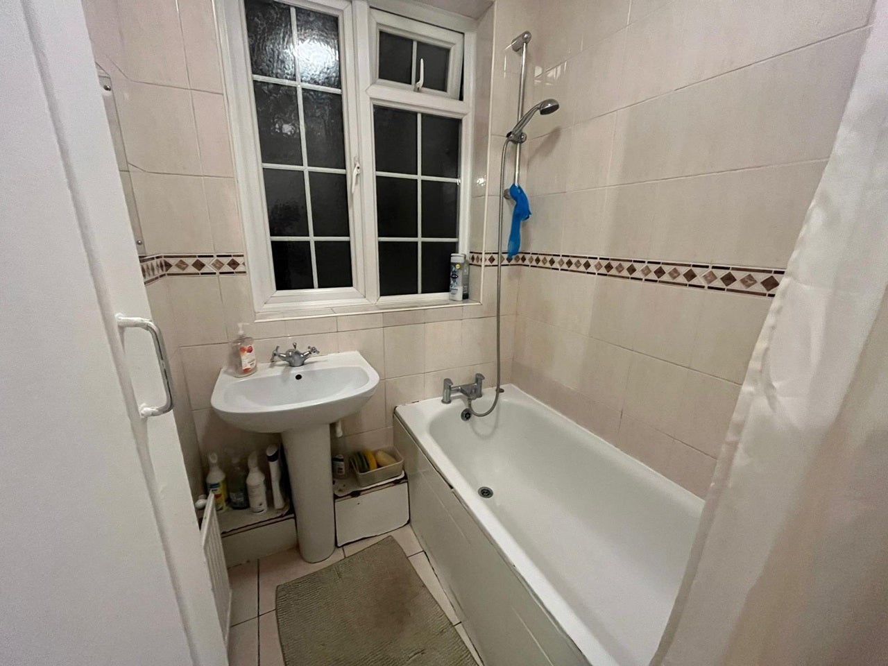 Room Manor Road in Greater London
