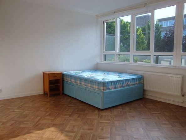 Room Cannon Street Road in Greater London