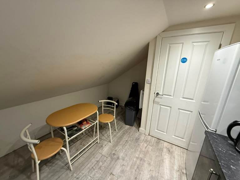 Flat Conway Crescent in Greater London
