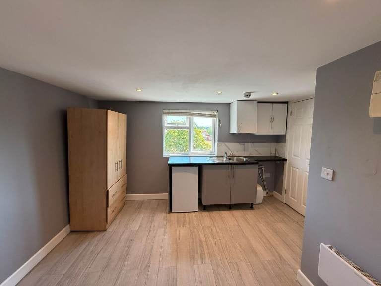 Flat Conway Crescent in Greater London