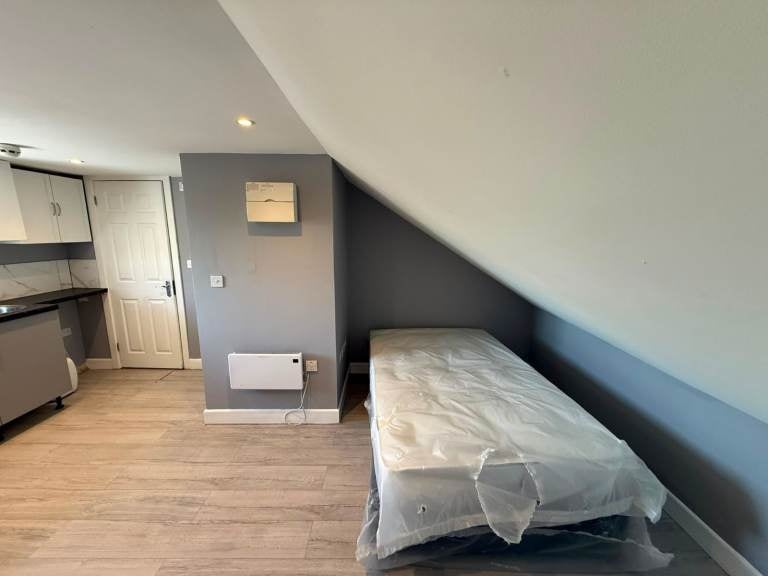 Flat Conway Crescent in Greater London