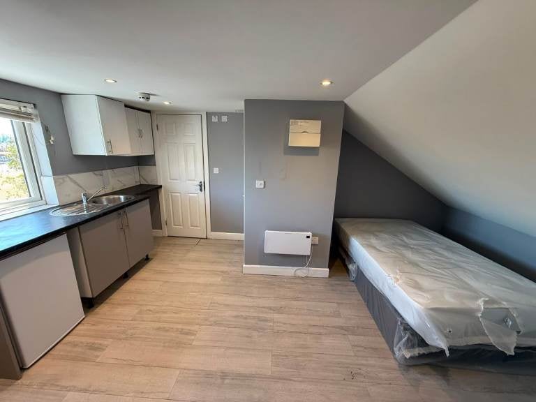 Flat Conway Crescent in Greater London