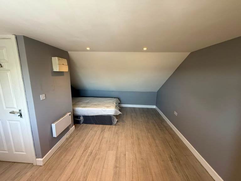 Flat Conway Crescent in Greater London
