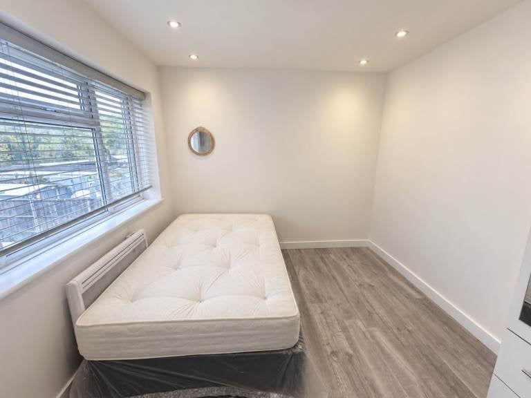 Flat Conway Crescent in Greater London