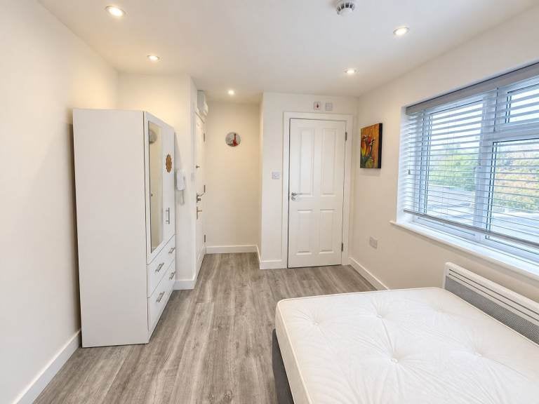 Flat Conway Crescent in Greater London