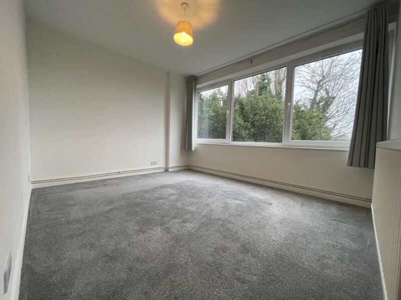 Flat Colney Hatch Lane in Greater London