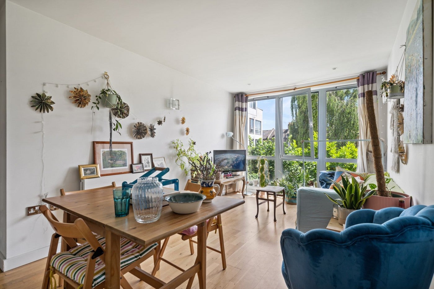 Flat Elthorne Road in Greater London