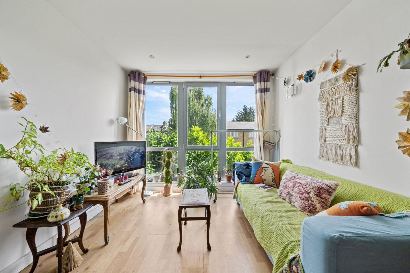Flat Elthorne Road in Greater London