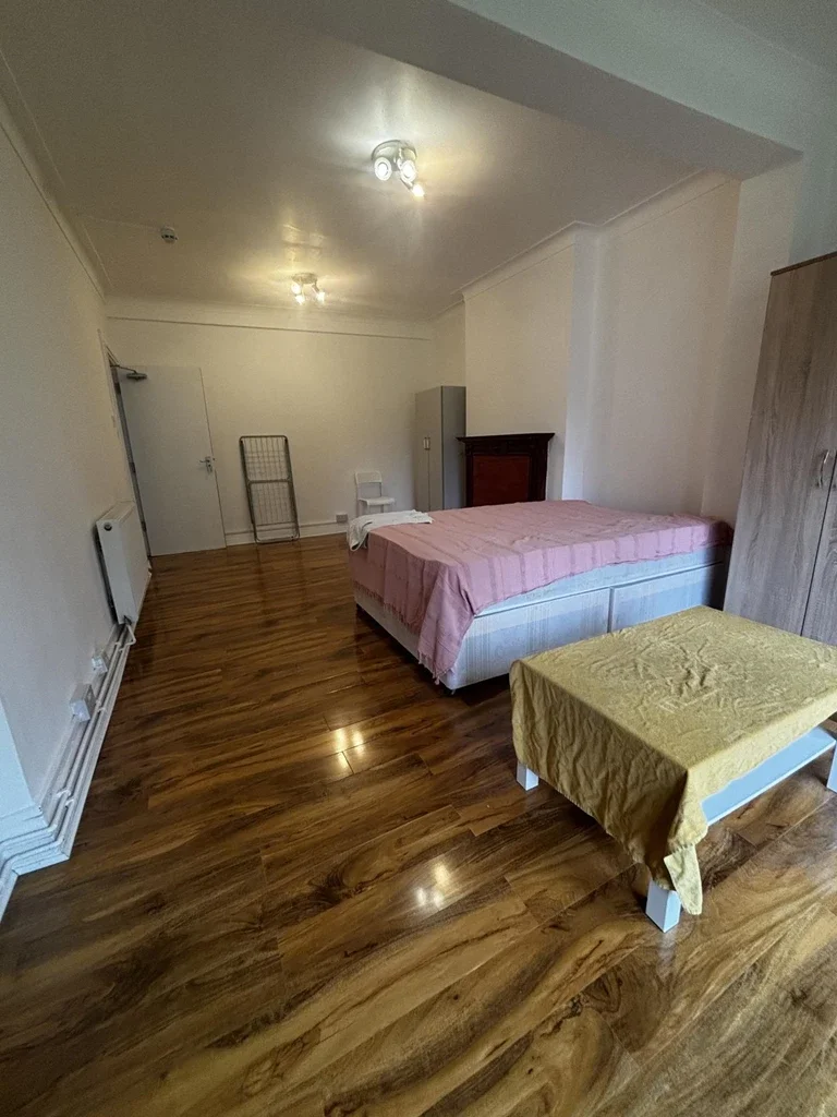 Room Rowsley Avenue in London