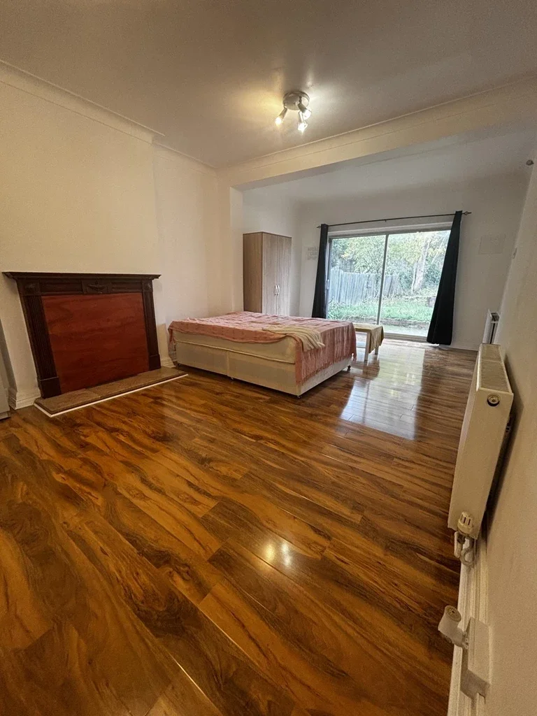 Room Rowsley Avenue in London