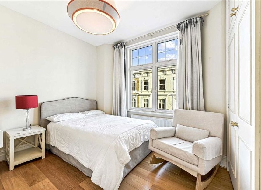Flat Hollywood Road in Greater London