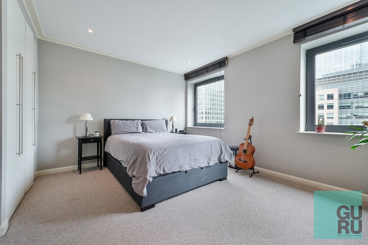 Flat South Quay Square in Greater London