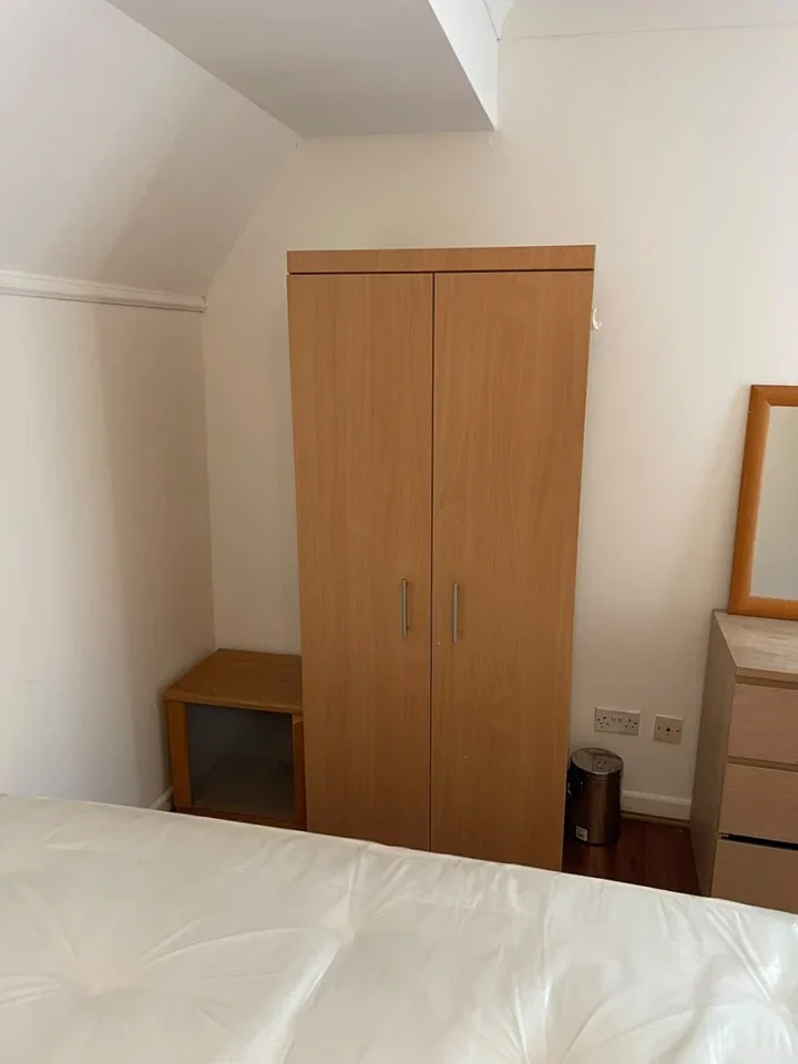 Room Christopher Close in Greater London