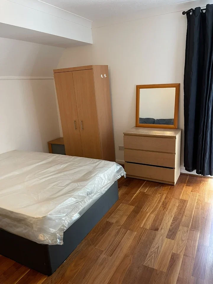 Room Christopher Close in Greater London