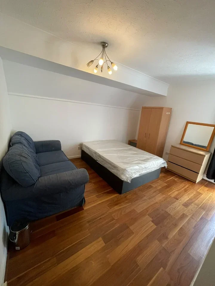 Room Christopher Close in Greater London