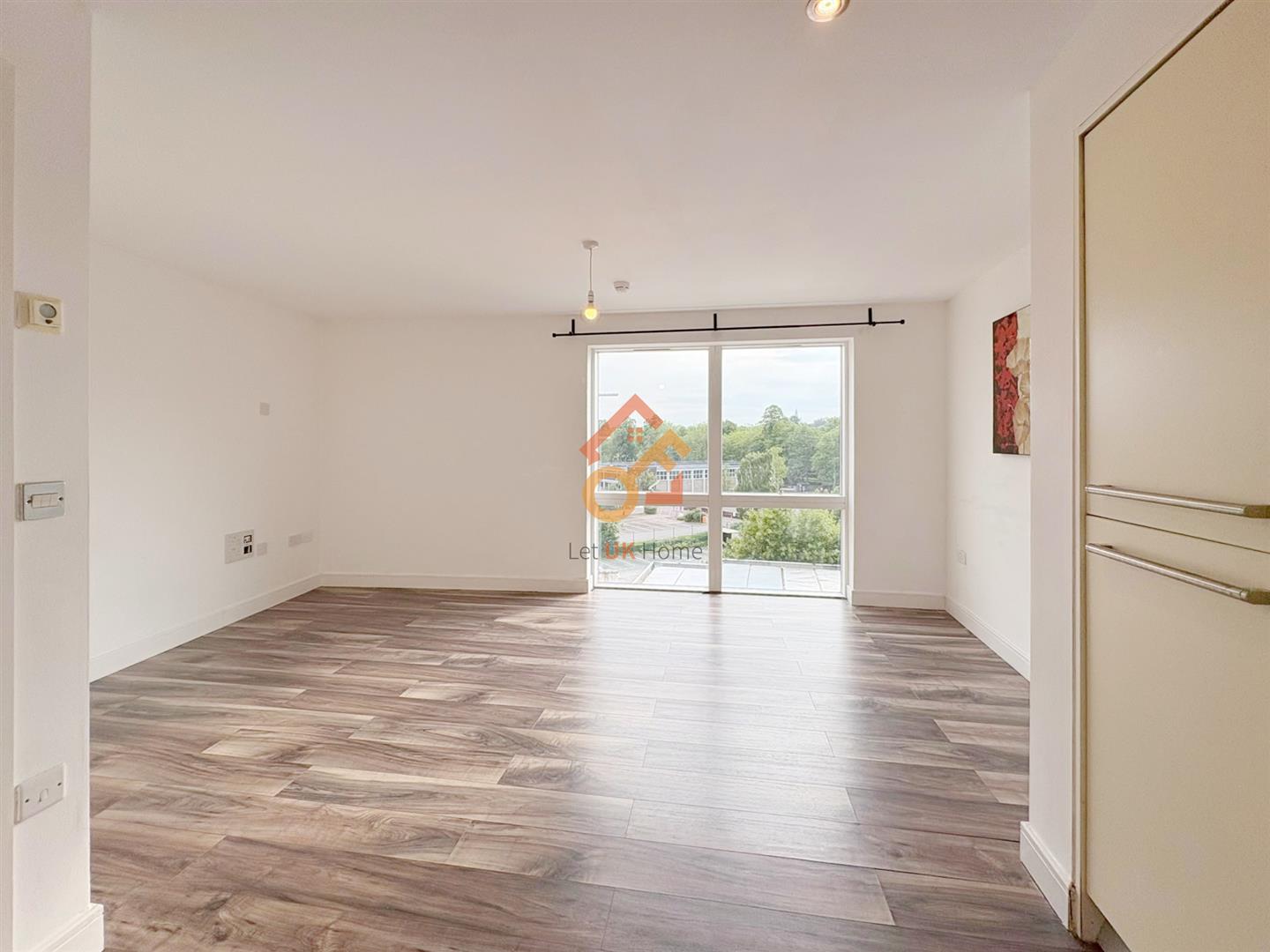 Flat Edgbaston Crescent in Birmingham