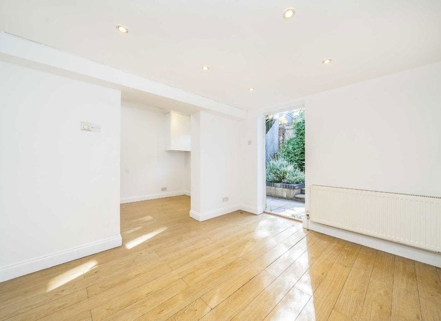 Flat Coombe Road in Greater London