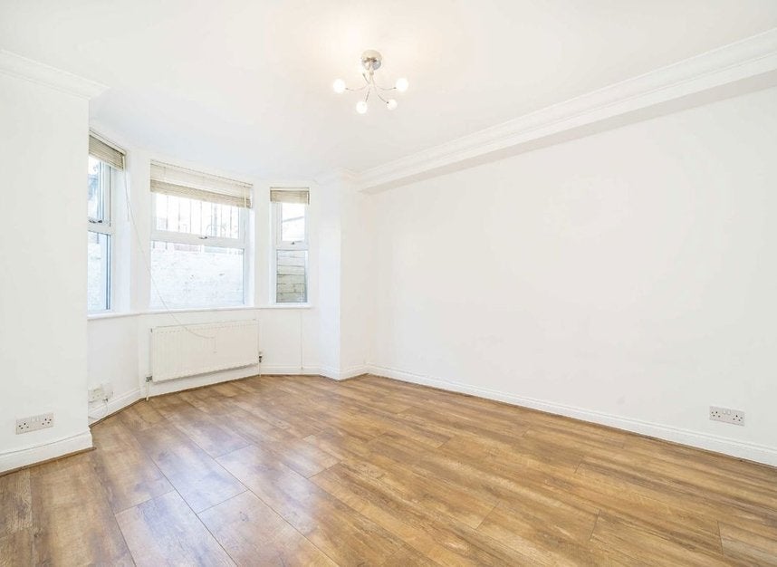 Flat Coombe Road in Greater London