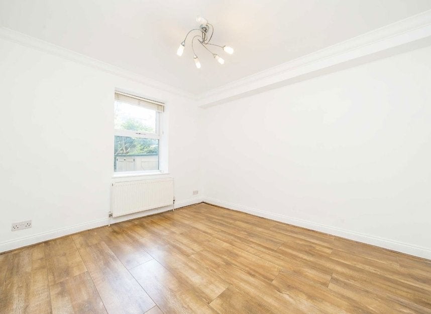Flat Coombe Road in Greater London
