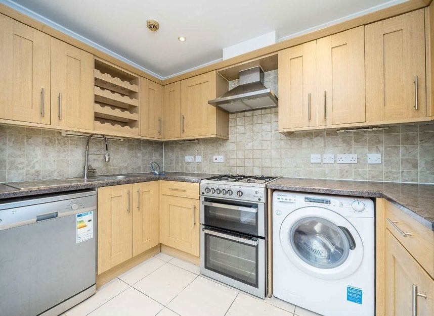 Flat Coombe Road in Greater London