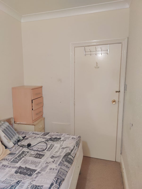Room Ashley Road in Poole