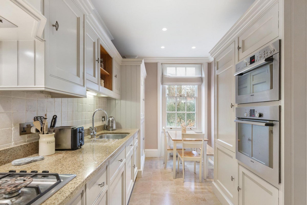 Flat Holland Park Avenue in Greater London