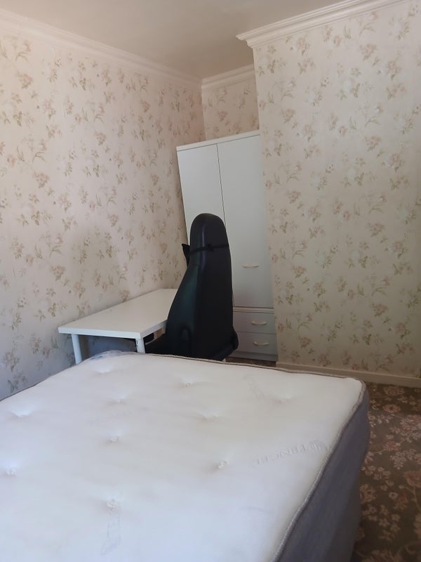 Room Leander Road in Dudley