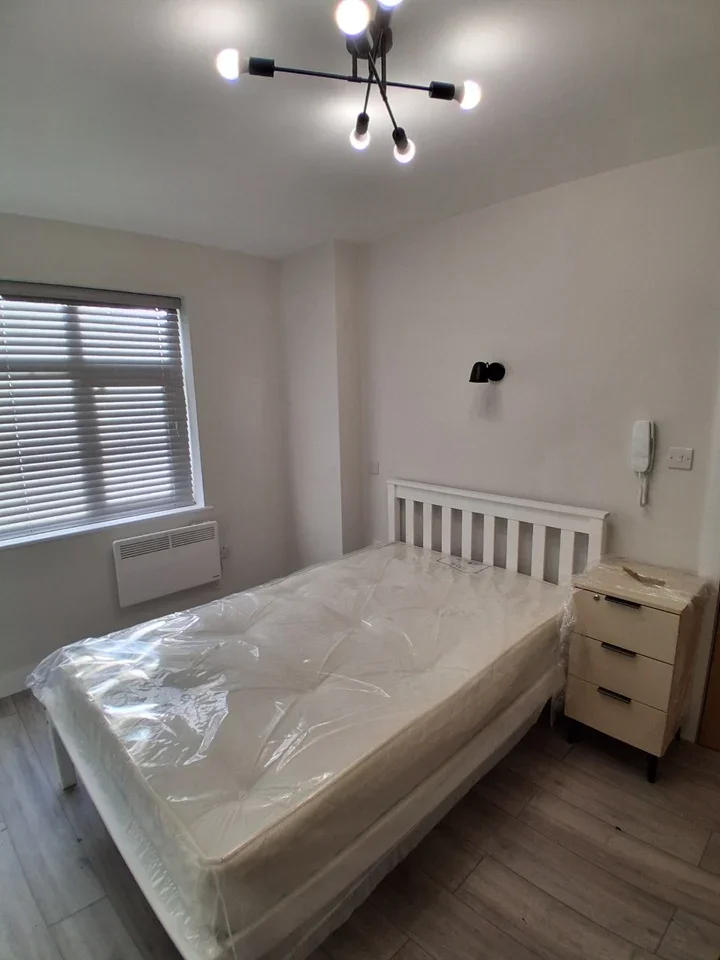 Room Dalmeny Road in Greater London