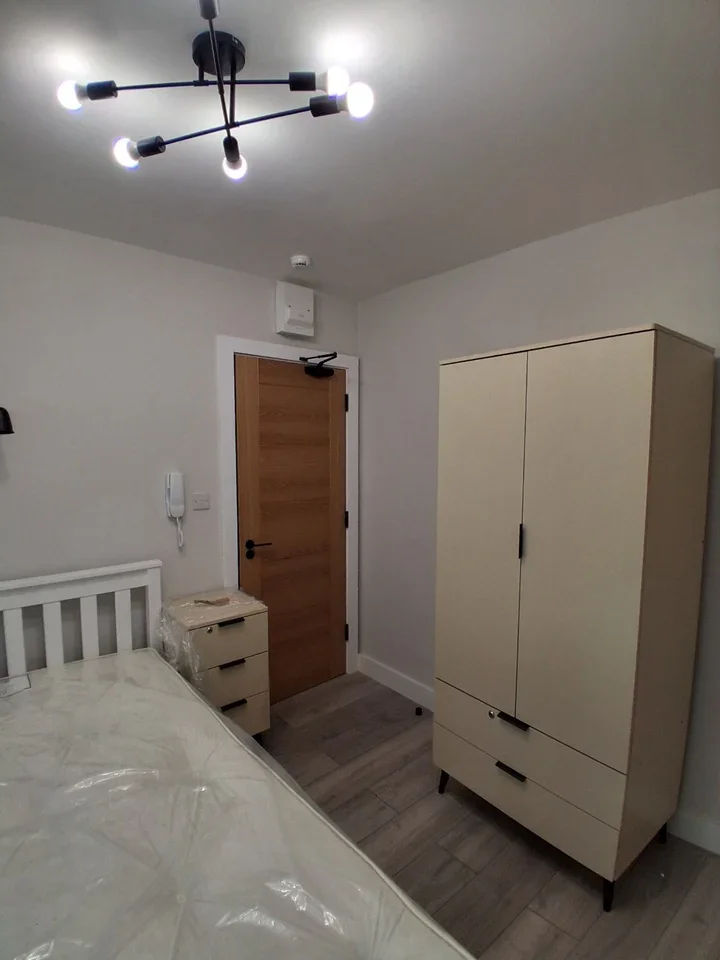 Room Dalmeny Road in Greater London